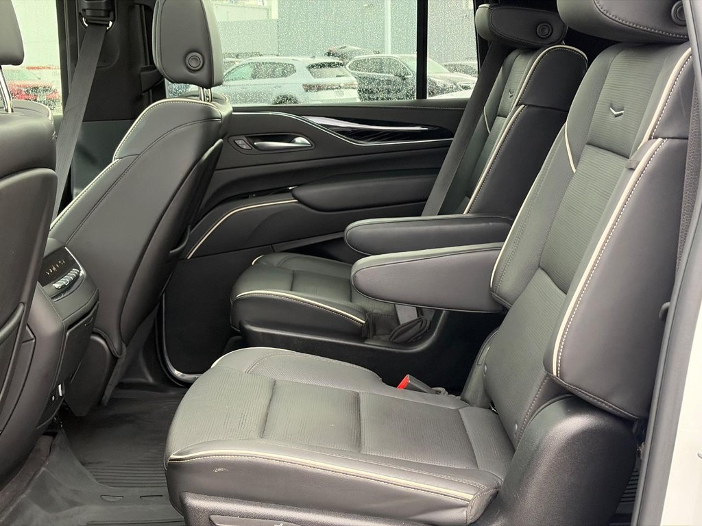 Cadillac Escalade ESV Vehicle Full-screen Gallery Image 12