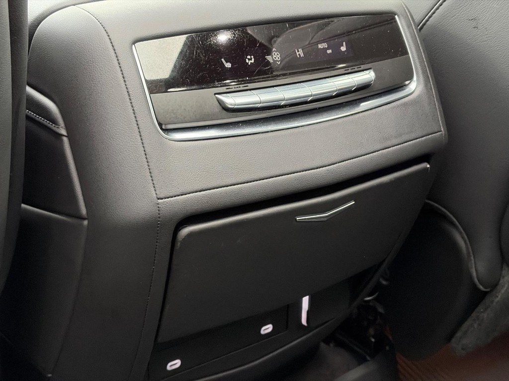 Cadillac Escalade ESV Vehicle Full-screen Gallery Image 13