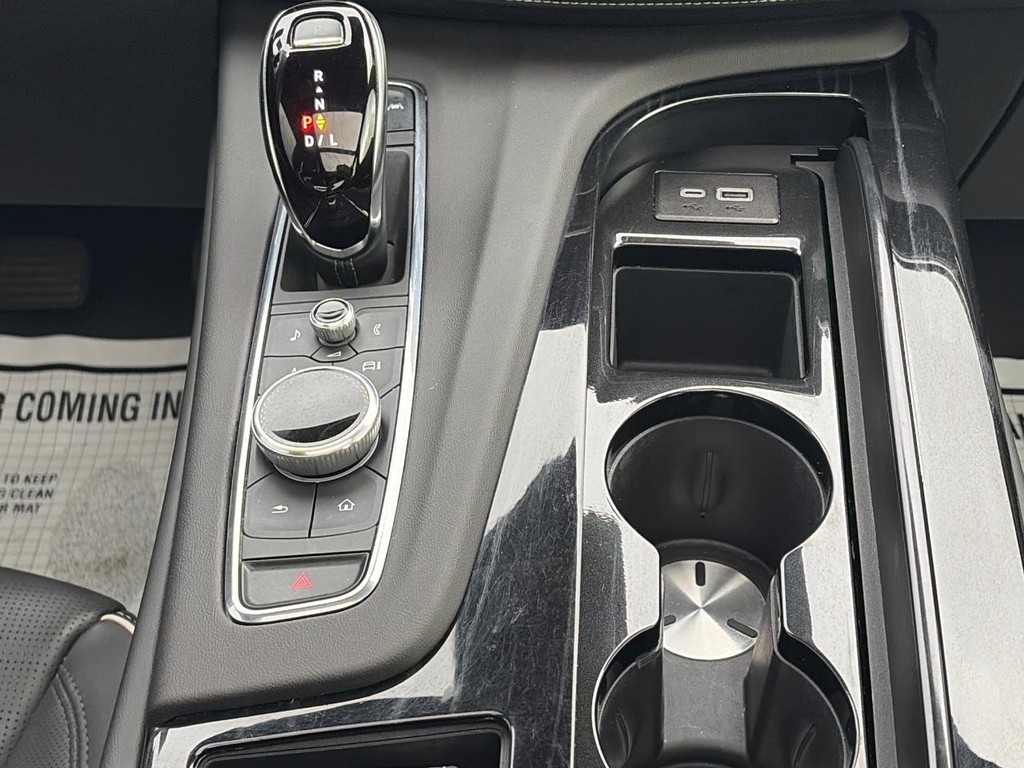 Cadillac Escalade ESV Vehicle Full-screen Gallery Image 18