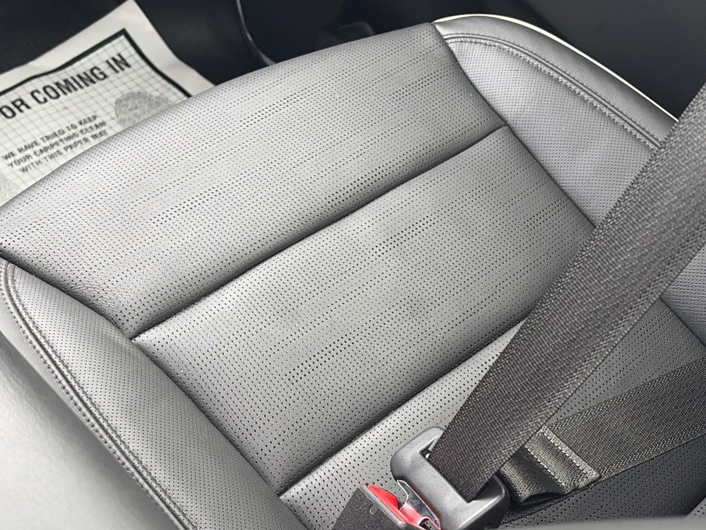 Cadillac Escalade ESV Vehicle Full-screen Gallery Image 19