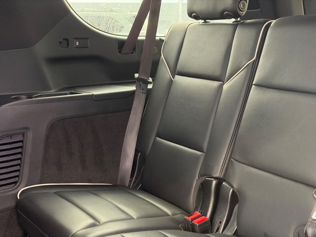 Cadillac Escalade ESV Vehicle Full-screen Gallery Image 20