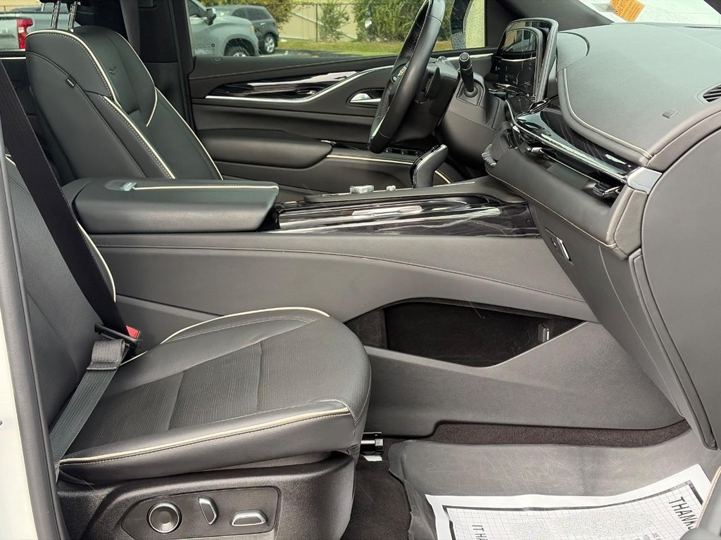 Cadillac Escalade ESV Vehicle Full-screen Gallery Image 21