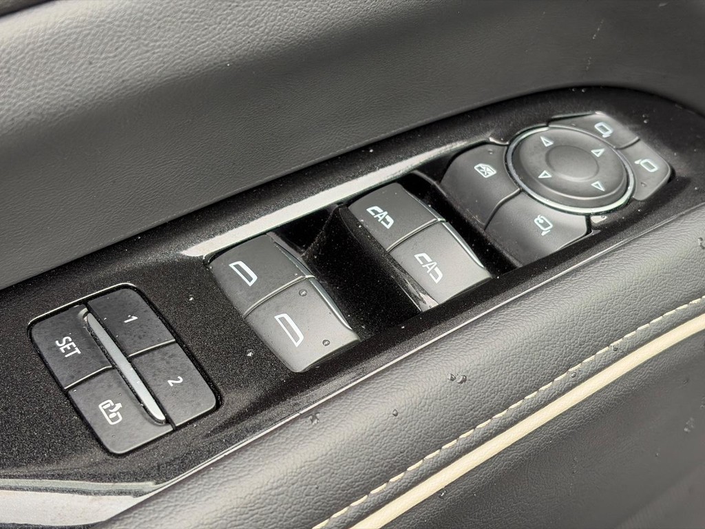 Cadillac Escalade ESV Vehicle Full-screen Gallery Image 25