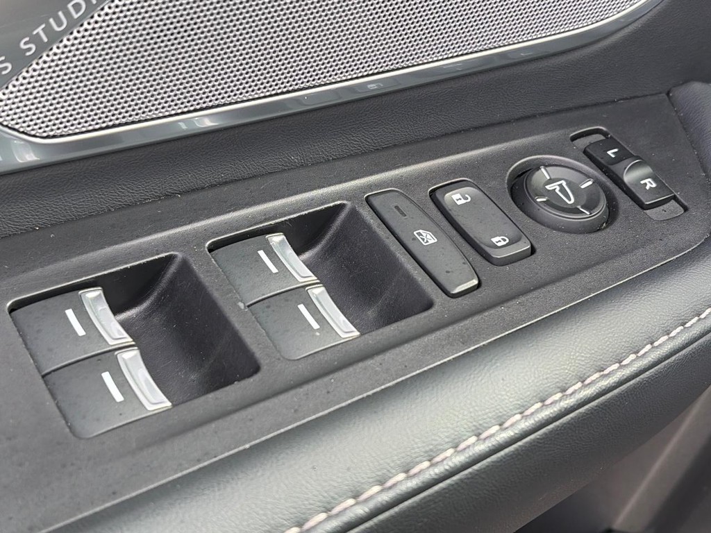 Acura RDX Vehicle Full-screen Gallery Image 26
