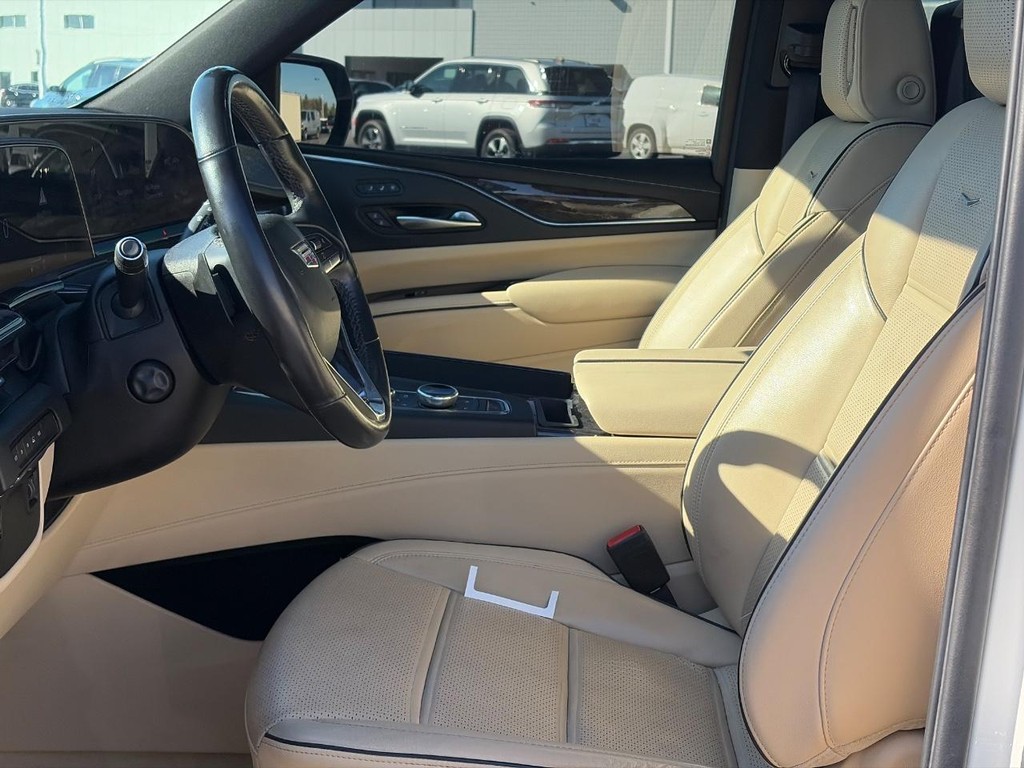 Cadillac Escalade ESV Vehicle Full-screen Gallery Image 06