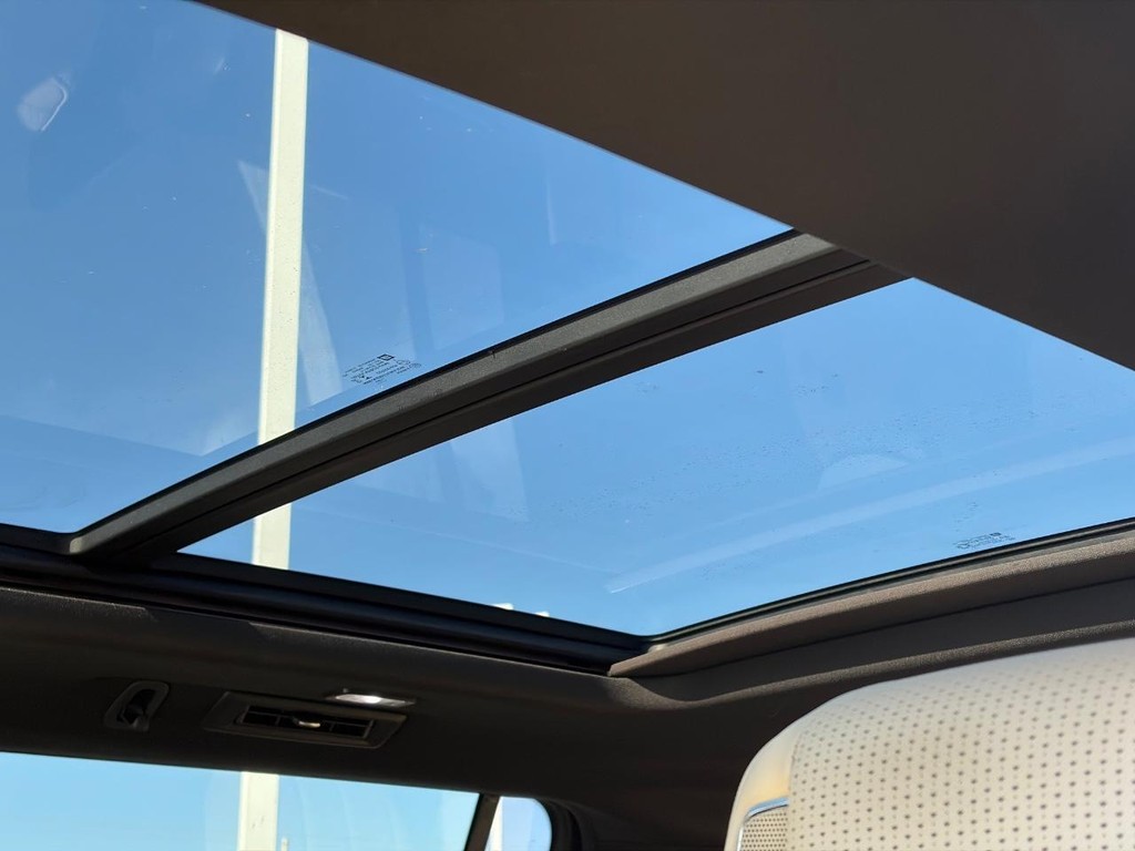 Cadillac Escalade ESV Vehicle Full-screen Gallery Image 07