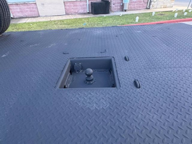 Ford Super Duty F-550 DRW Vehicle Full-screen Gallery Image 10