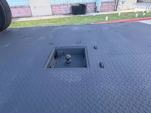 Ford Super Duty F-550 DRW Vehicle Full-screen Gallery Image 11