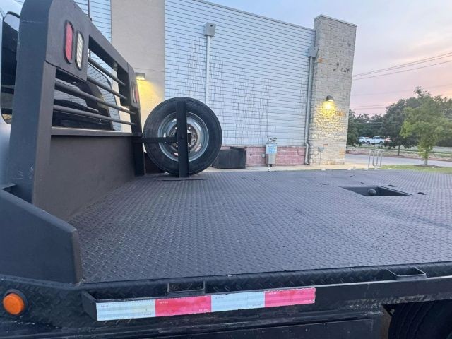 Ford Super Duty F-550 DRW Vehicle Full-screen Gallery Image 12