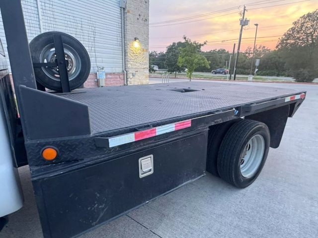 Ford Super Duty F-550 DRW Vehicle Full-screen Gallery Image 13