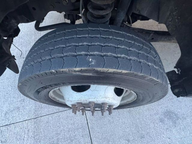 Ford Super Duty F-550 DRW Vehicle Full-screen Gallery Image 17