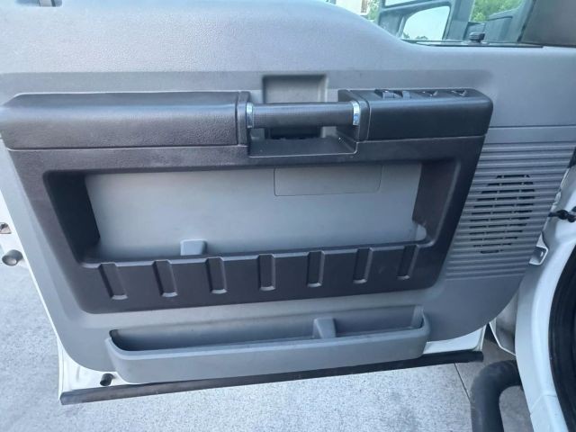 Ford Super Duty F-550 DRW Vehicle Full-screen Gallery Image 19