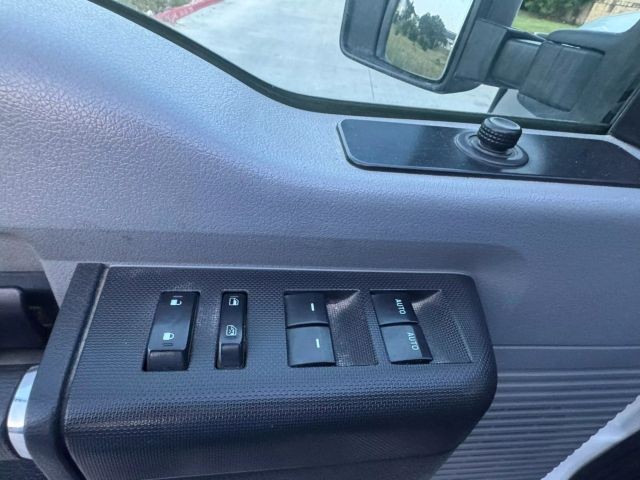 Ford Super Duty F-550 DRW Vehicle Full-screen Gallery Image 20