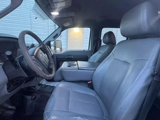 Ford Super Duty F-550 DRW Vehicle Full-screen Gallery Image 21