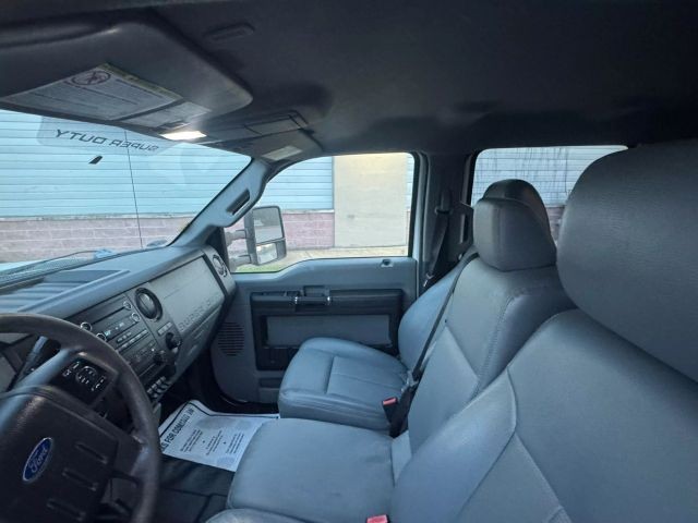 Ford Super Duty F-550 DRW Vehicle Full-screen Gallery Image 22