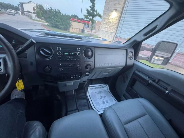 Ford Super Duty F-550 DRW Vehicle Full-screen Gallery Image 24