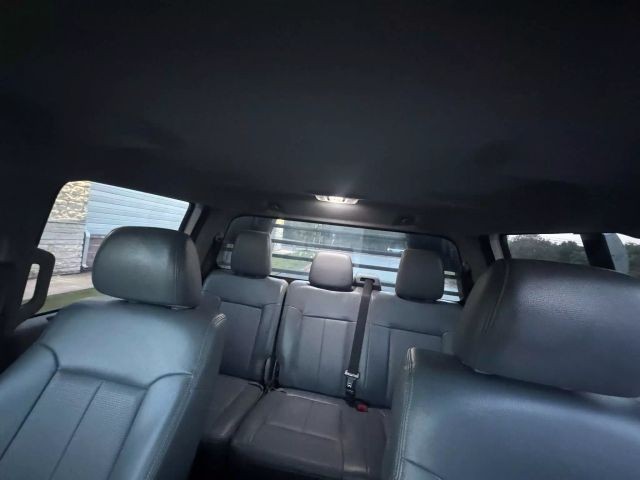 Ford Super Duty F-550 DRW Vehicle Full-screen Gallery Image 25