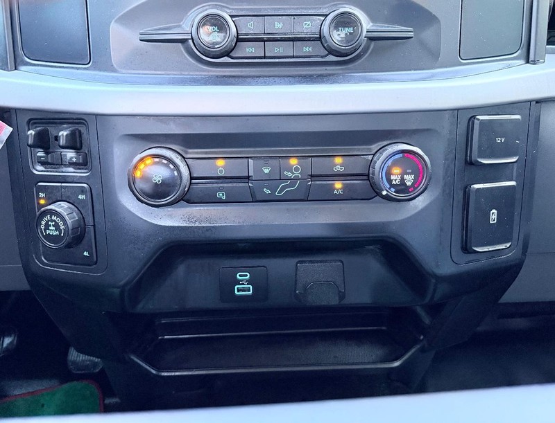 Ford F-150 Vehicle Full-screen Gallery Image 16