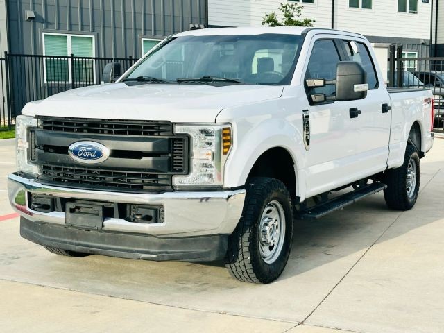 Ford Super Duty F-250 SRW Vehicle Full-screen Gallery Image 02