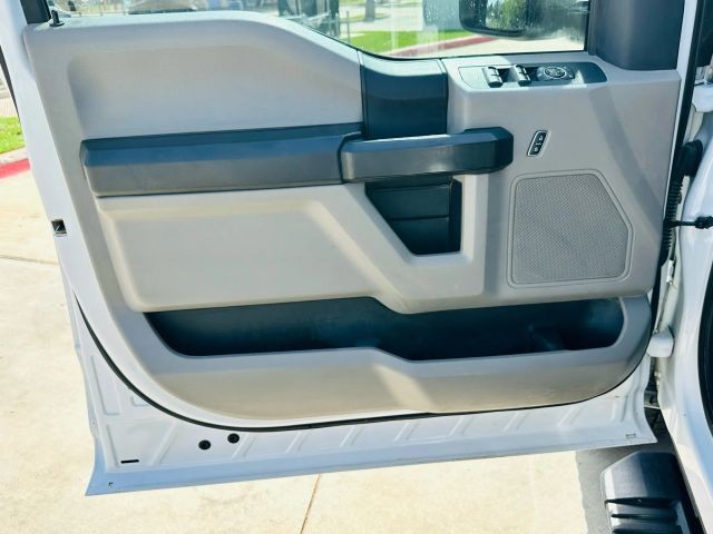 Ford Super Duty F-250 SRW Vehicle Full-screen Gallery Image 09