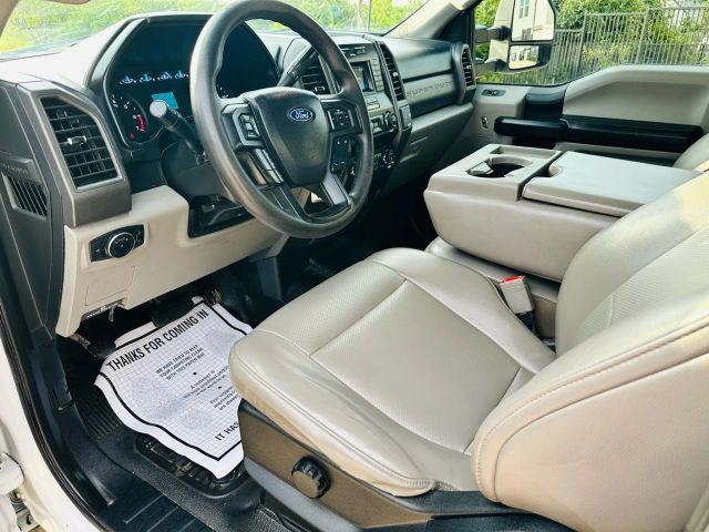 Ford Super Duty F-250 SRW Vehicle Full-screen Gallery Image 11