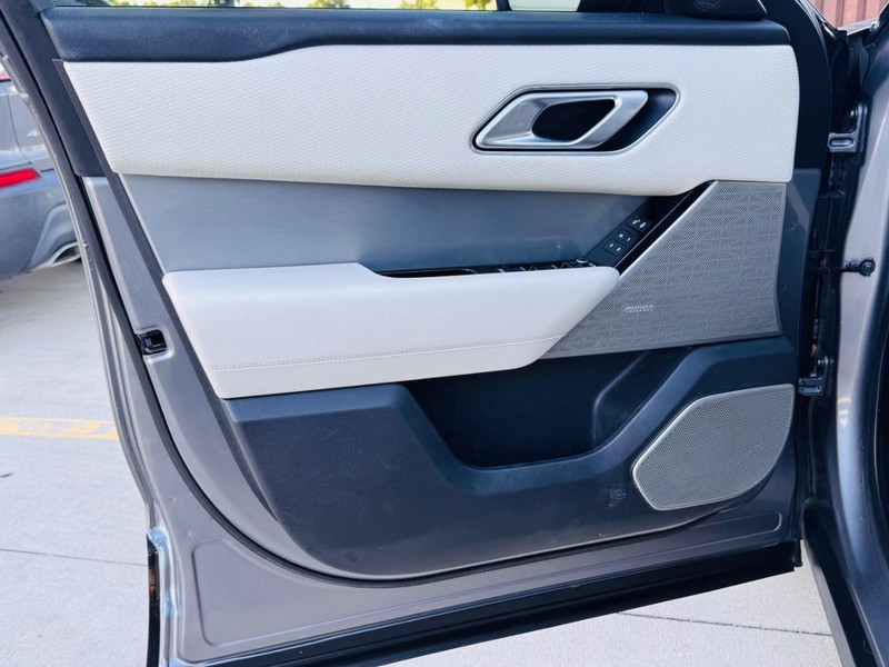 Land Rover Range Rove Vehicle Full-screen Gallery Image 10