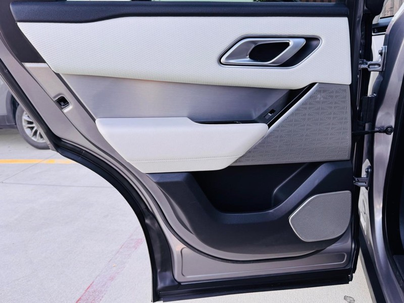 Land Rover Range Rove Vehicle Full-screen Gallery Image 12