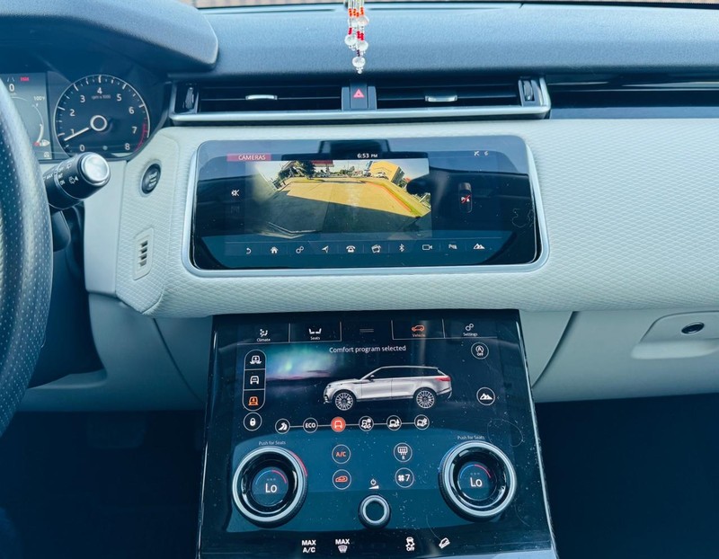 Land Rover Range Rove Vehicle Full-screen Gallery Image 17