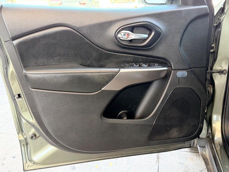 Jeep Cherokee Vehicle Full-screen Gallery Image 09