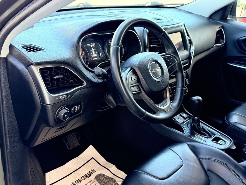 Jeep Cherokee Vehicle Full-screen Gallery Image 10