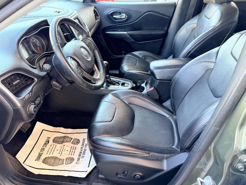 Jeep Cherokee Vehicle Full-screen Gallery Image 11