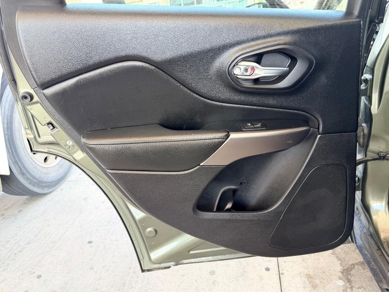 Jeep Cherokee Vehicle Full-screen Gallery Image 12