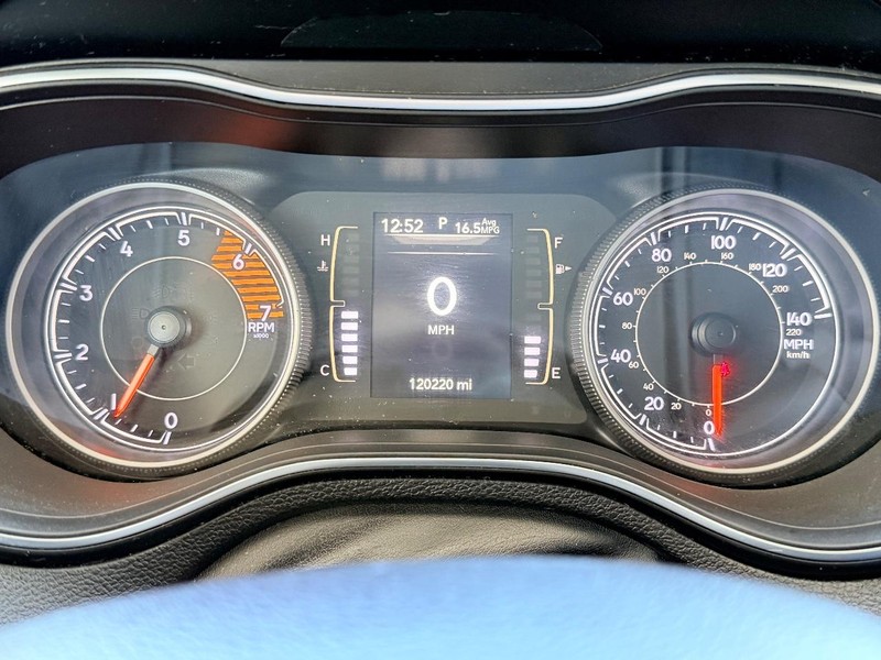 Jeep Cherokee Vehicle Full-screen Gallery Image 15