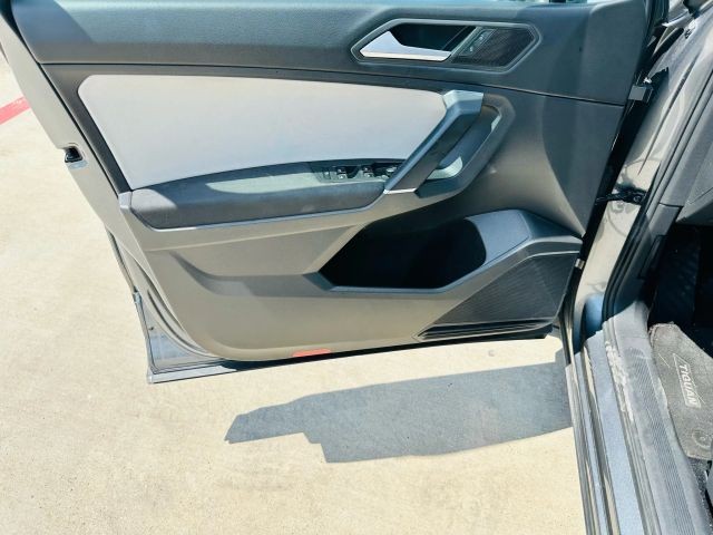 Volkswagen Tiguan Vehicle Full-screen Gallery Image 10