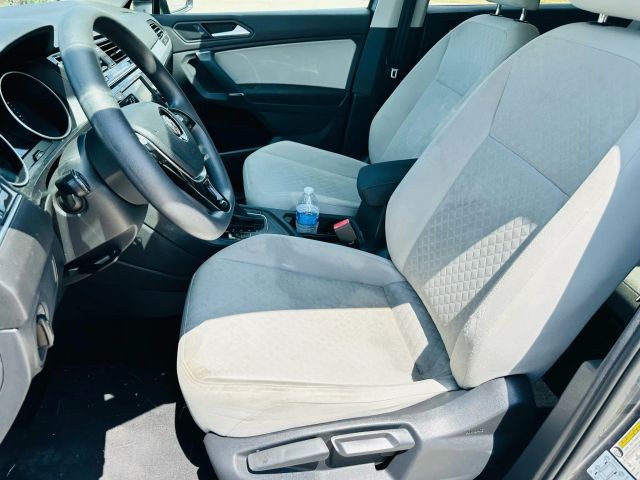 Volkswagen Tiguan Vehicle Full-screen Gallery Image 12