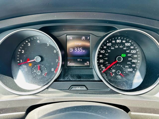 Volkswagen Tiguan Vehicle Full-screen Gallery Image 13