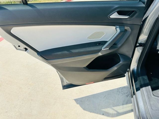 Volkswagen Tiguan Vehicle Full-screen Gallery Image 15