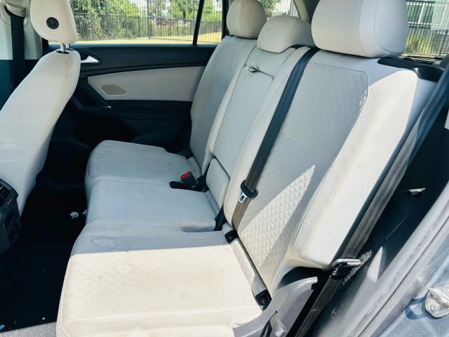 Volkswagen Tiguan Vehicle Full-screen Gallery Image 17
