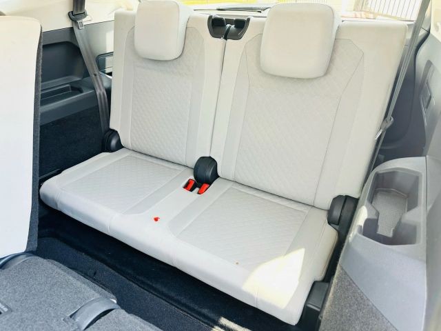 Volkswagen Tiguan Vehicle Full-screen Gallery Image 18