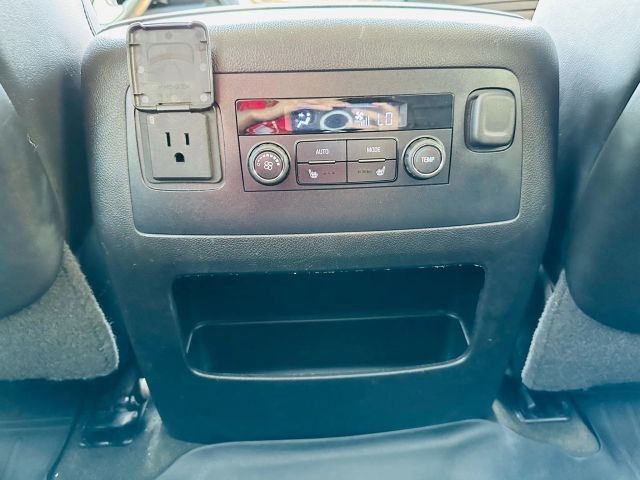 GMC Yukon XL Vehicle Full-screen Gallery Image 18