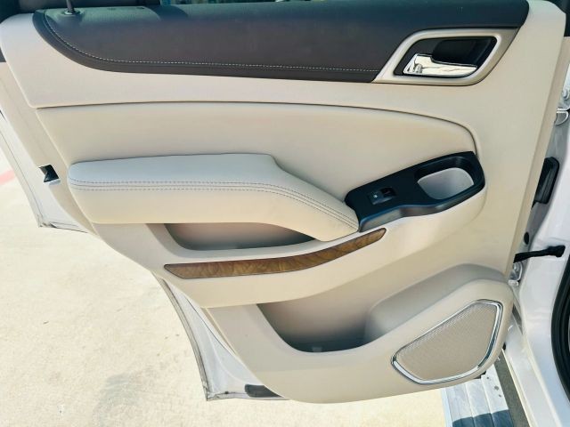 GMC Yukon Vehicle Full-screen Gallery Image 15