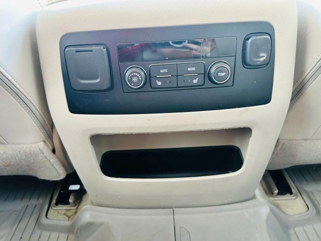 GMC Yukon Vehicle Full-screen Gallery Image 18