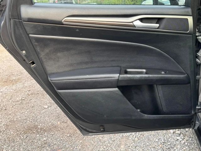 Ford Fusion Vehicle Full-screen Gallery Image 16