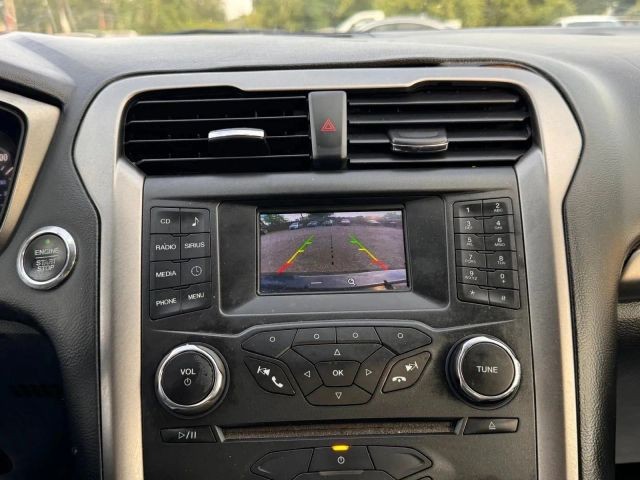 Ford Fusion Vehicle Full-screen Gallery Image 17