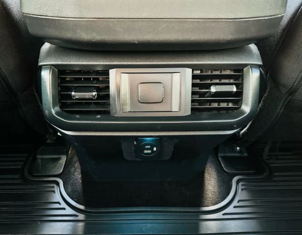 Ford F-150 Vehicle Full-screen Gallery Image 18