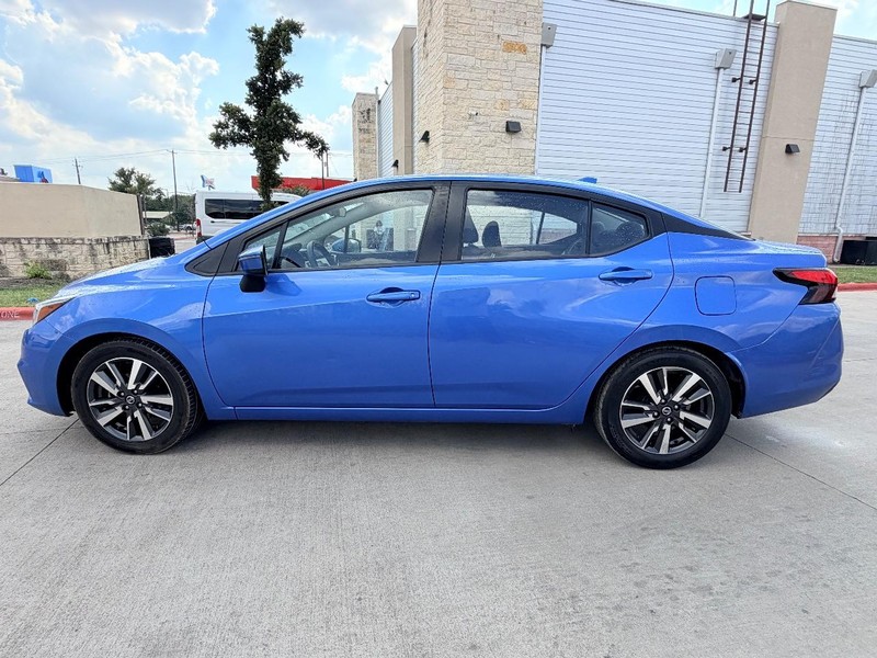 Nissan Versa Vehicle Full-screen Gallery Image 03