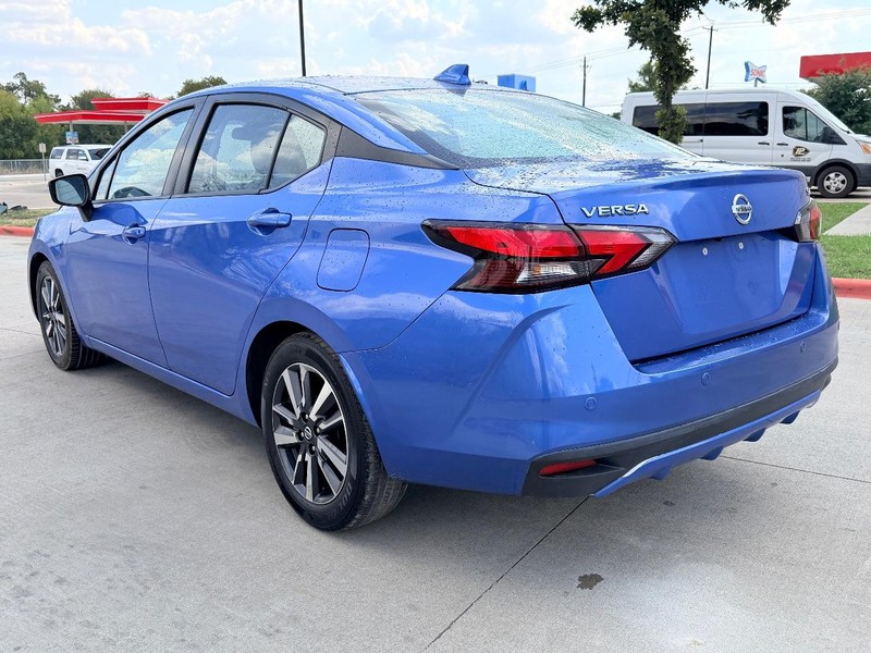 Nissan Versa Vehicle Full-screen Gallery Image 04