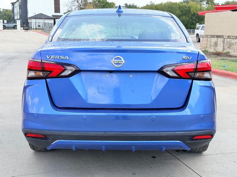 Nissan Versa Vehicle Full-screen Gallery Image 05