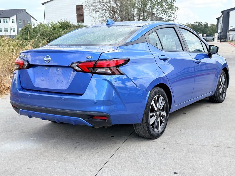 Nissan Versa Vehicle Full-screen Gallery Image 06