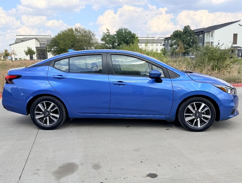 Nissan Versa Vehicle Full-screen Gallery Image 07
